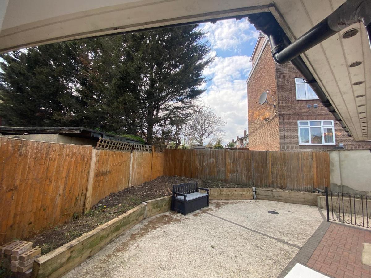 Private House With Free Park For Group Near Wembley Station Villa Londen Buitenkant foto