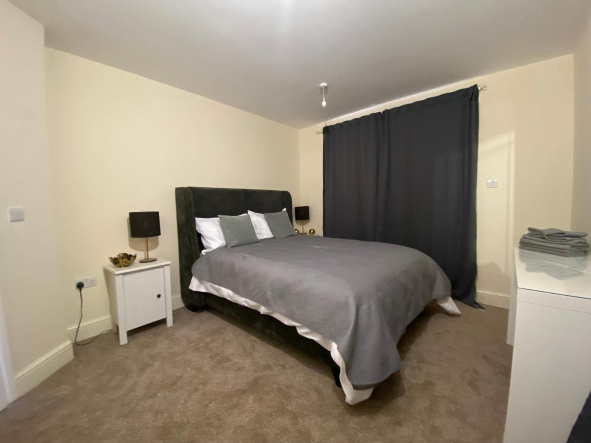 Private House With Free Park For Group Near Wembley Station Villa Londen Buitenkant foto