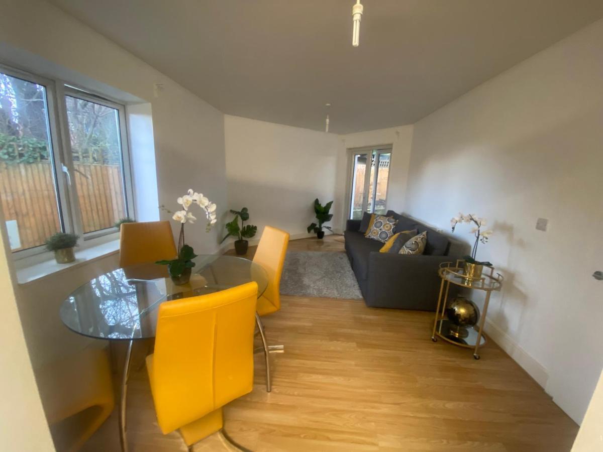Private House With Free Park For Group Near Wembley Station Villa Londen Buitenkant foto